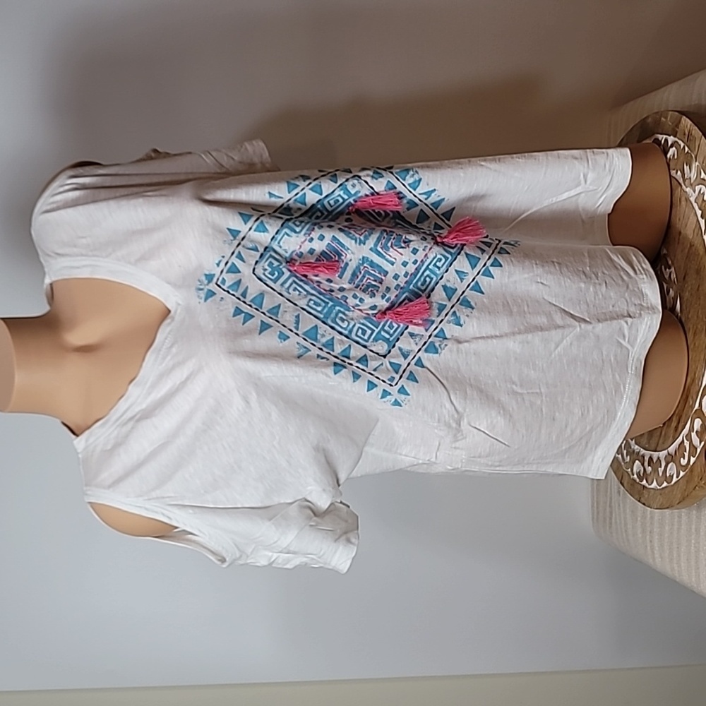 Crown & Ivy Beach Boho Style White T-shirt V-neck